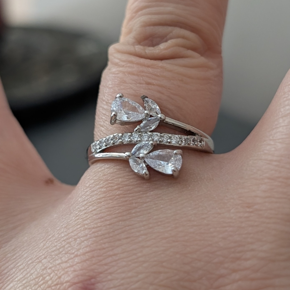 18k White Gold Floral Ring, Sz 9